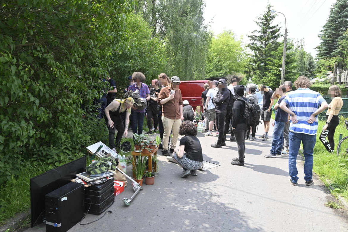 Policja na Osiedlu Przyjaźń w Warszawie 