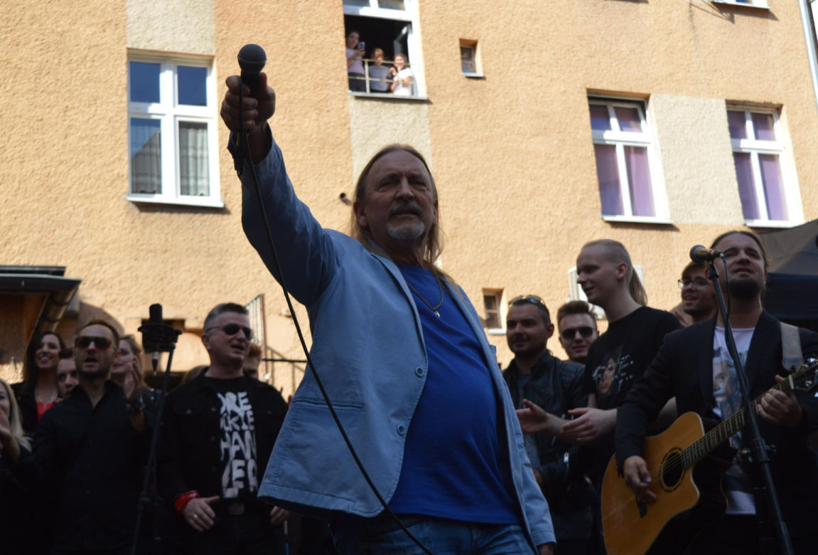 Marek Piekarczyk zagrał... pod blokiem! Uczcili legendę. Opole 2022 [ZDJĘCIA]