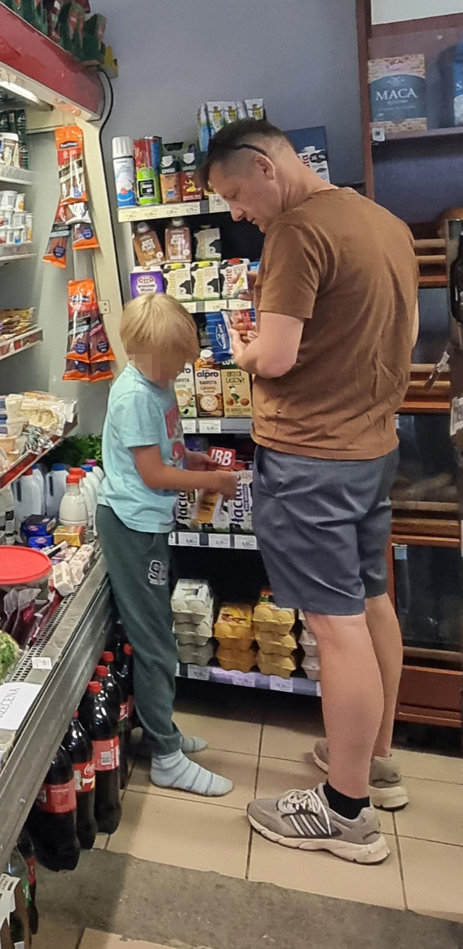 Marcin Mroczek bawi się samolotem