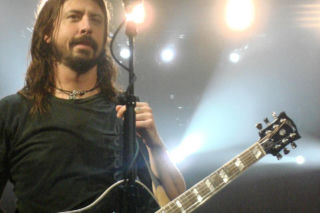 Dave Grohl zaskoczył fana, śpiewającego klasyk Foo Fighters! Muzyk pojawił się na karaoke