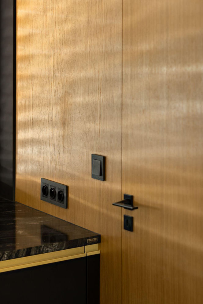 Między minimalizmem a złotym detalem. Elegancki dom w Katowicach