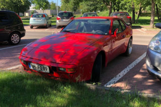 Ktoś zapomniał o Porsche. Auto stoi i niszczeje