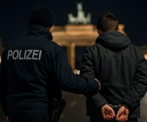 W Polsce wciąż jest to legalne, w Niemczech można trafić do więzienia. Sylwestrowa zabawa może skończyć się za kratkami