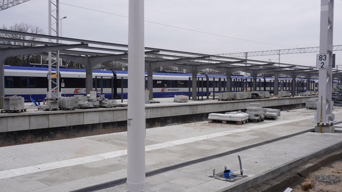 Dworzec Olsztyn Główny coraz bliżej. Postępują prace przy budynku oraz na peronach