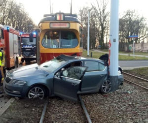 GROŹNY wypadek na Zgierskiej w Łodzi. Oto skutki zderzenia TRAMWAJU Z OSOBÓWKĄ