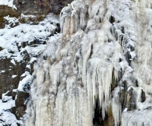 Kielce jak Himalaje? Niesamowity lodospad powstaje na Kadzielni. Zobacz zdjęcia