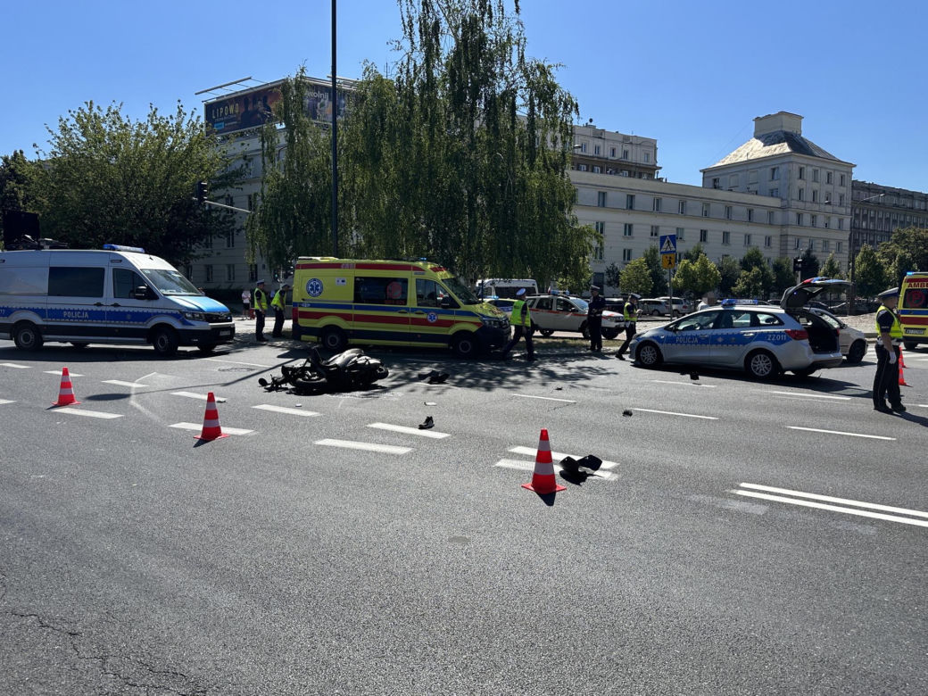 Koszmarny wypadek w Śródmieściu. Dwie osoby ranne, droga zablokowana