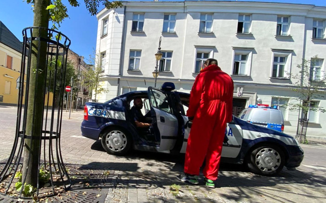Założył strój i maskę gangu profesora z serialu "Dom z papieru" i ruszył z bronią do miasta