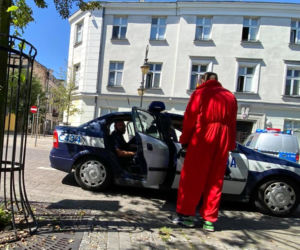 Założył strój i maskę gangu profesora z serialu Dom z papieru i ruszył z bronią do miasta
