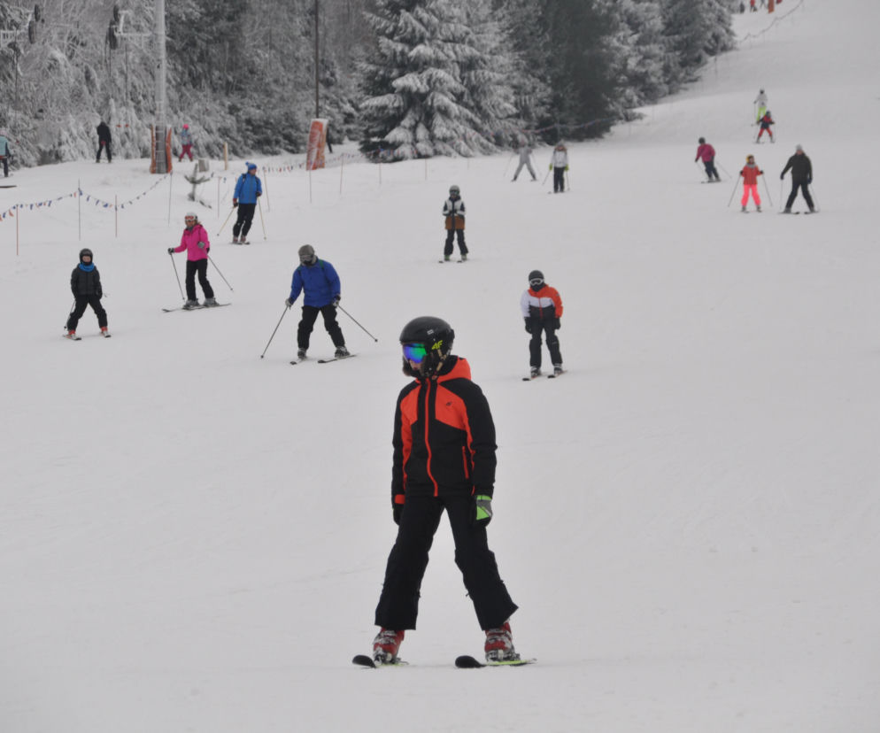 Zimowe atrakcje w Świętokrzyskiem. Gdzie na narty lub lodowiska? Można także morsować! Popularne miejsca, imprezy i atrakcje