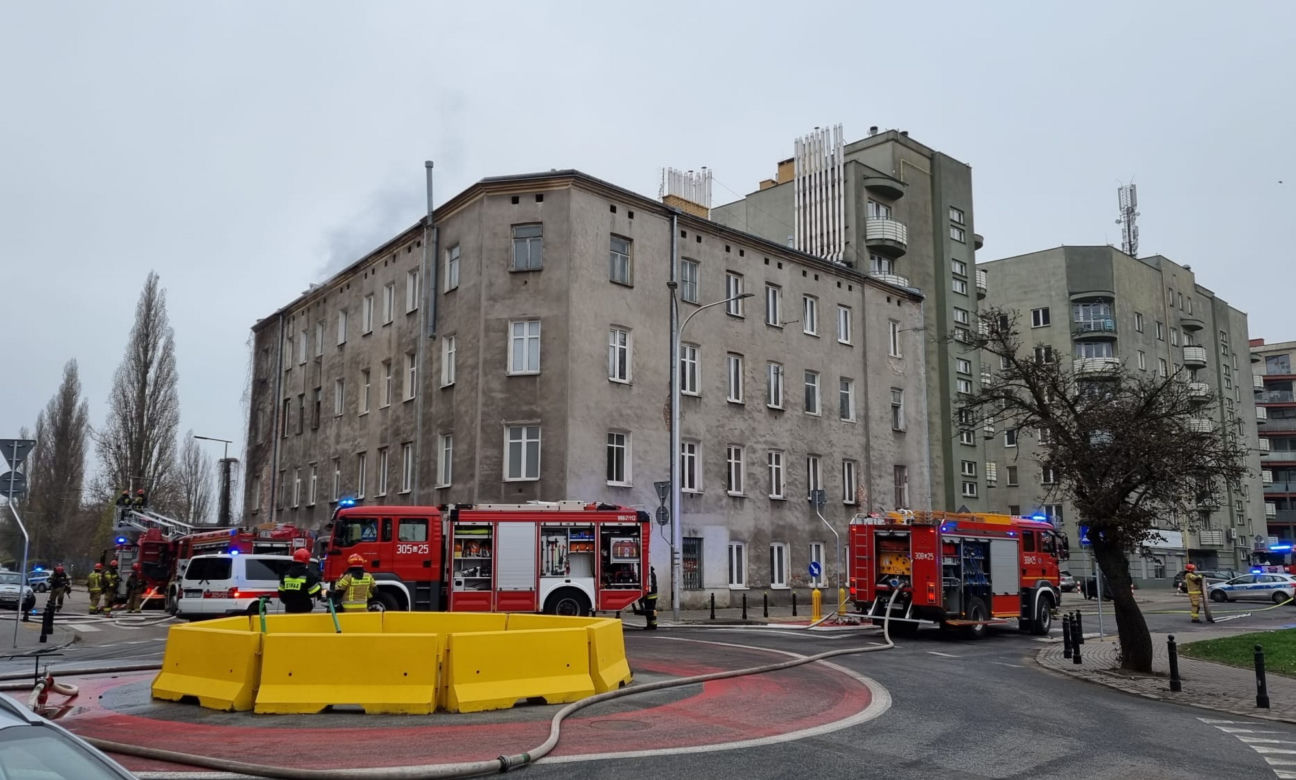 Warszawa. Płonie kamienica na Kamionku! Na miejscu osiem zastępów straży pożarnej!