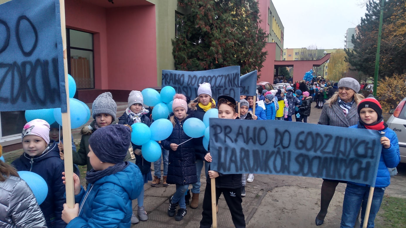 30 lat Konwencji Praw Dziecka. Uczniowie z radomskiej szkoły uczcili ważną datę