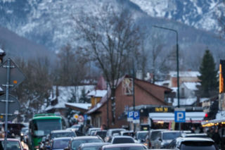 Fatalne warunki w Tatrach. Jest mroźno, ślisko, a szlaki są zasypane śniegiem. TPN ostrzega turystów