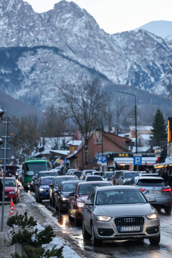 Fatalne warunki w Tatrach. Jest mroźno, ślisko, a szlaki są zasypane śniegiem. TPN ostrzega turystów