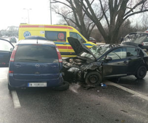 Koszmarny wypadek na Radzymińskiej. Trzy auta rozbite, kierowca w szpitalu