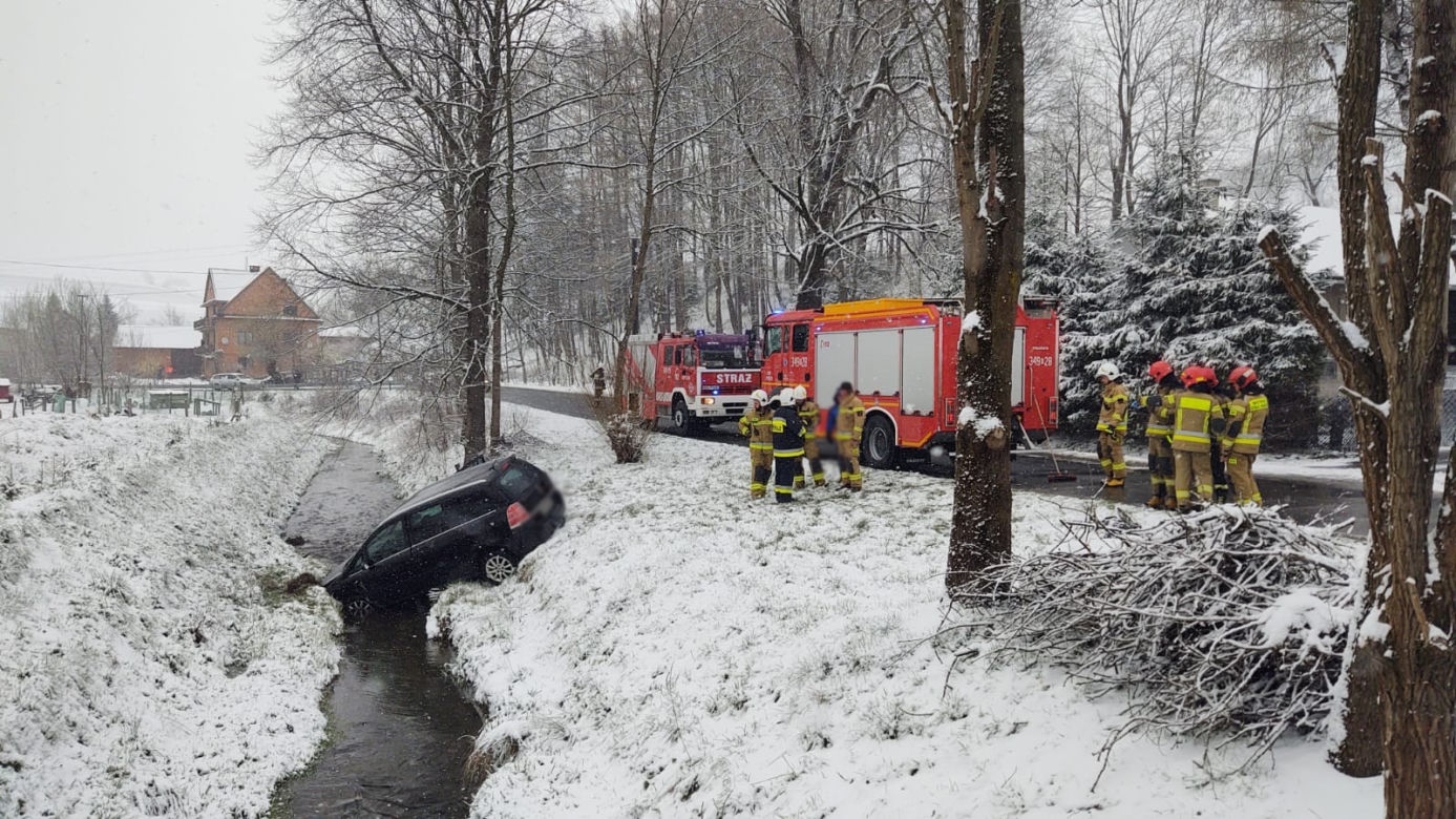 Polna. Opel uderzony przez inny samochód wpadł do potoku