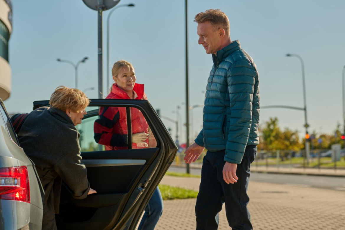 Na Wspólnej odc. 3966. Kamil Hoffer (Kazimierz Mazur), Łucja Agier (Magdalena Kaczmarek), profesor Agier (Małgorzata Knothe)