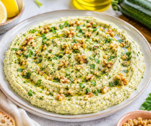 Dwie cukinie, tahini i cytryna wystarczą do aksamitnej pasty. Sekret jej smaku zaczyna się na patelni