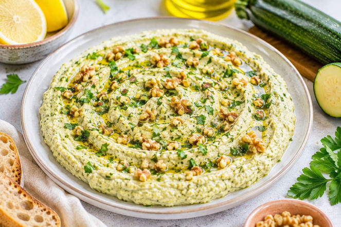 Dwie cukinie, tahini i cytryna wystarczą do aksamitnej pasty. Sekret jej smaku zaczyna się na patelni