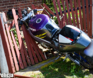 25-letni motocyklista potrącił policjanta, po czym sam rozbił się na płocie