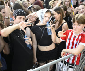 Fani w upale czekają na koncert The Weeknd. Tłumy w Warszawie