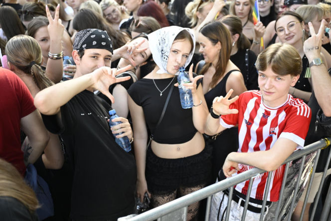 Fani w upale czekają na koncert The Weeknd. Tłumy w Warszawie