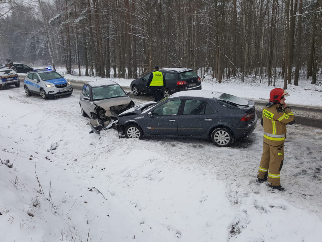 Seria groźnych zdarzeń drogowych po opadach śniegu