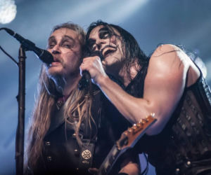 Skrupulatnie wyreżyserowany groteskowy spektakl okraszony nutą surrealizmu – Avatar zawładną Warszawą [RELACJA]