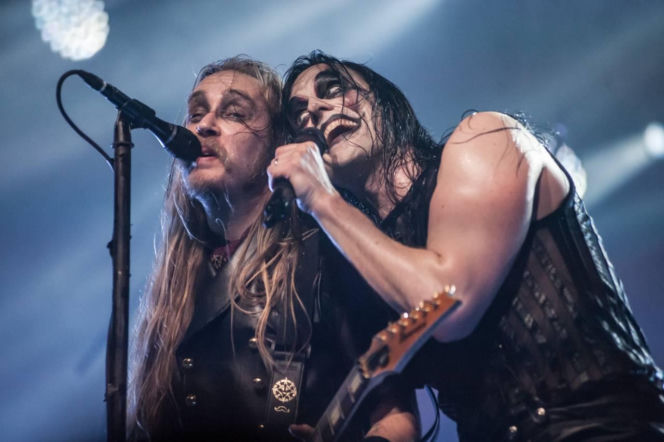 Skrupulatnie wyreżyserowany groteskowy spektakl okraszony nutą surrealizmu – Avatar zawładną Warszawą [RELACJA]