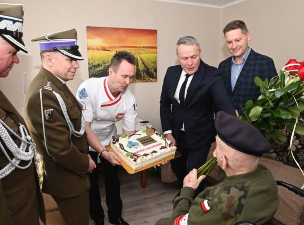 Wojskowa orkiestra zagrała pod balkonem w środku osiedla. Tak setne urodziny świętował pan Stanisław, żołnierz AK
