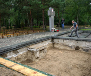 Pogrzeb ofiar zbrodni wołyńskiej w Ostrówkach