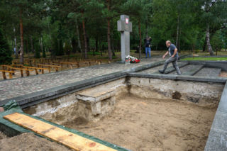 Pogrzeb ofiar zbrodni wołyńskiej w Ostrówkach