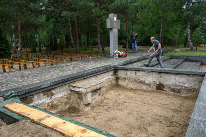 Pogrzeb ofiar zbrodni wołyńskiej w Ostrówkach