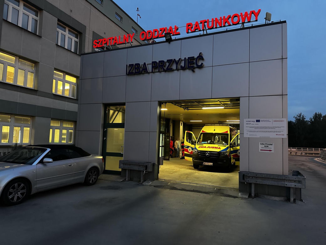 Wyjął długi nóż i zaczął dźgać. Gdy go złapali, trzymał maczetę!