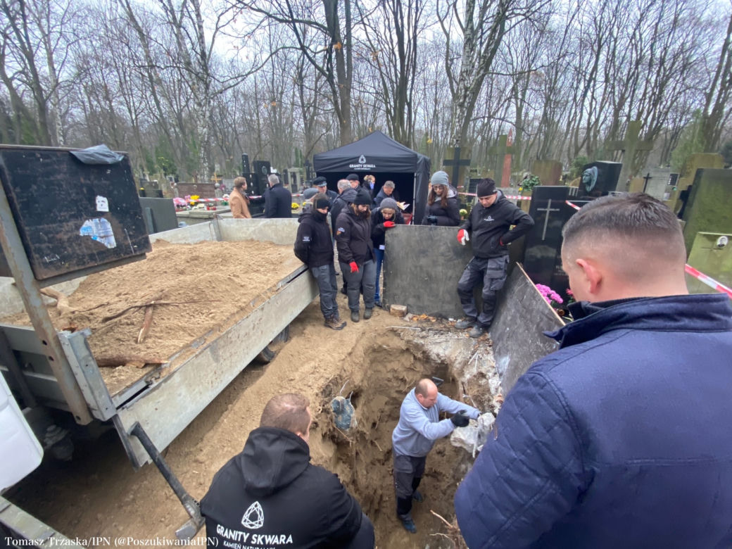 Ekshumacja marszałka Edwarda Rydza-Śmigłego na Powązkach