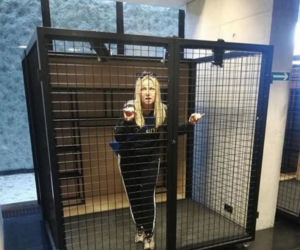 Katarzyna Bujakiewicz zamknęła się w klatce i nie ma pojęcia jak skomentować to zdjęcie