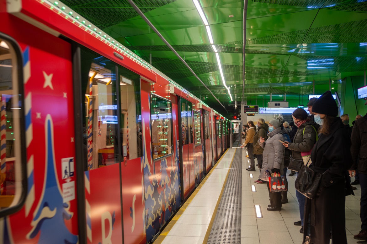Świąteczne metro, choinka i ozdoby - tak wygląda podświetlona Warszawa 2021! [GALERIA]