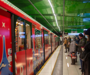 Świąteczne metro, choinka i ozdoby - tak wygląda podświetlona Warszawa 2021! [GALERIA]