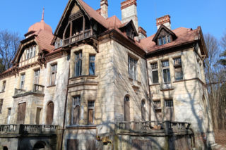 Mieszkał tu asystent Marii Skłodowskiej-Curie. Dziś z pustych willi Turczynek odpada tynk