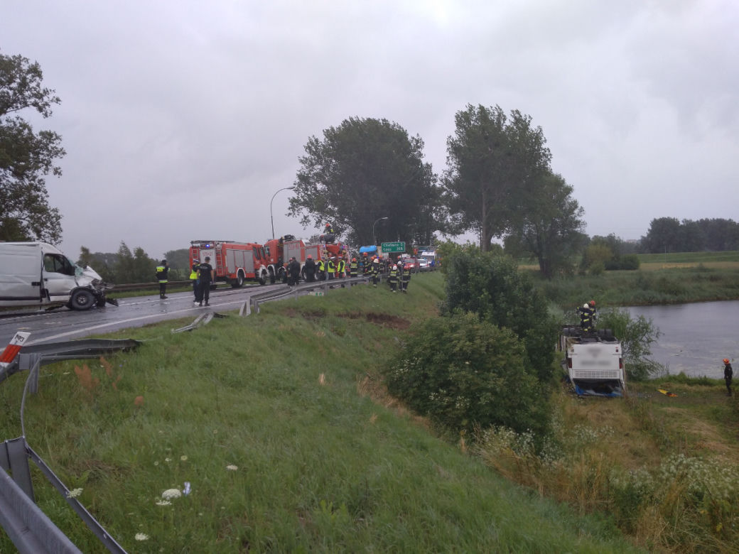 Autobus PKS spadł ze skarpy! 11 osób rannych