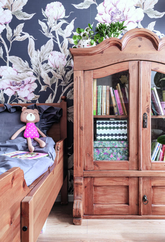 Własnymi rękoma - biblioteczka z kredensowej nadstawki