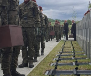 „Dziś wracają do siebie”. Pogrzeb żołnierzy NSZ po dekadach od komunistycznej zbrodni