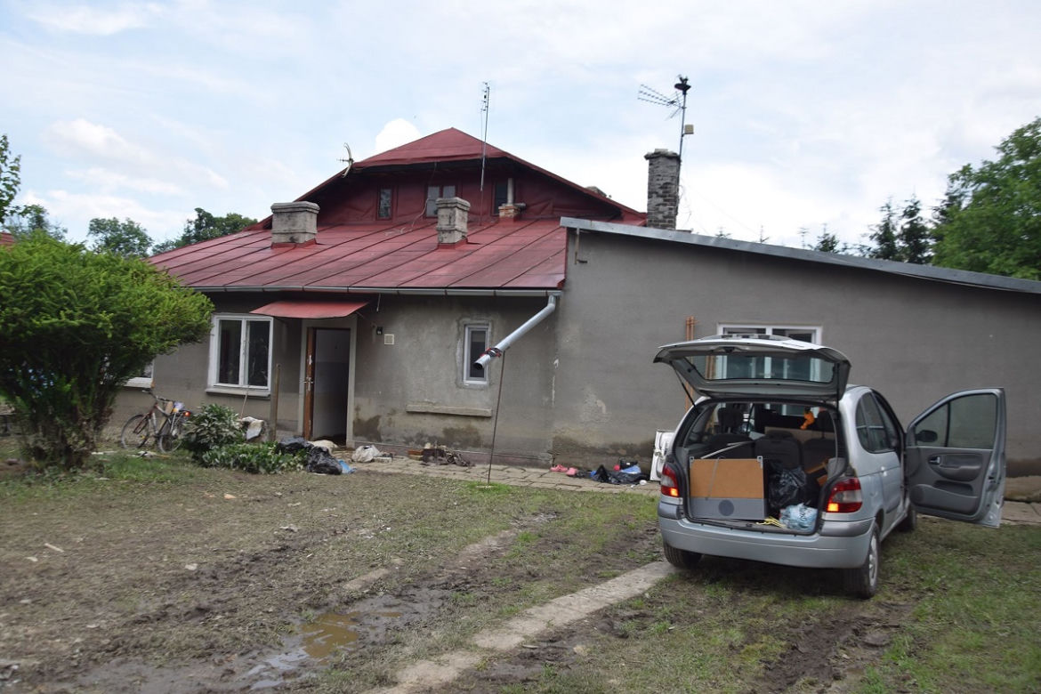 Kańczuga. Matka i jej dwie córki straciły mieszkanie w powodzi, potrzebują pomocy!