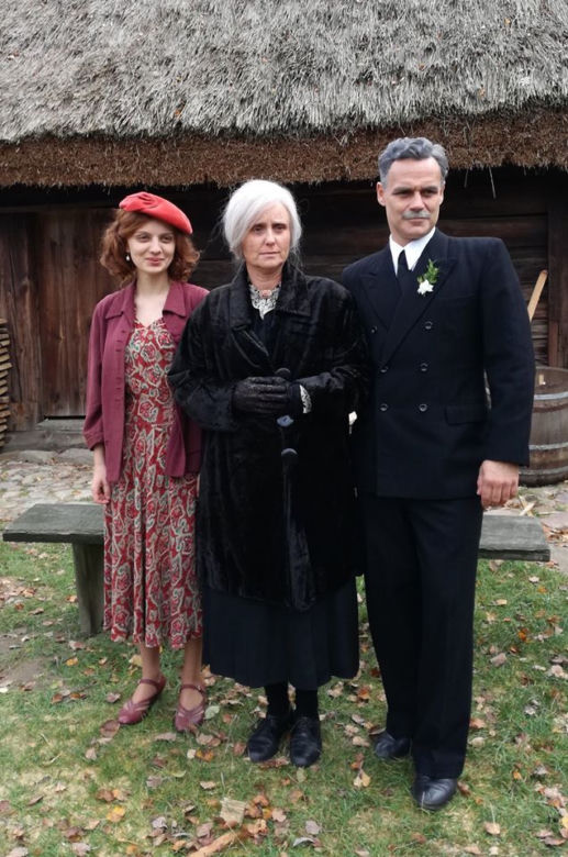 Stulecie Winnych 2 sezon odc. 24. Stanisław (Jan Wieczorkowski), Bronia (Kinga Preis), Ania (Weronika Humaj)
