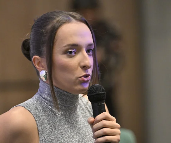 Iga Świątek w odważnych prześwitach eksponuje ciało. Oj, widać bardzo dużo