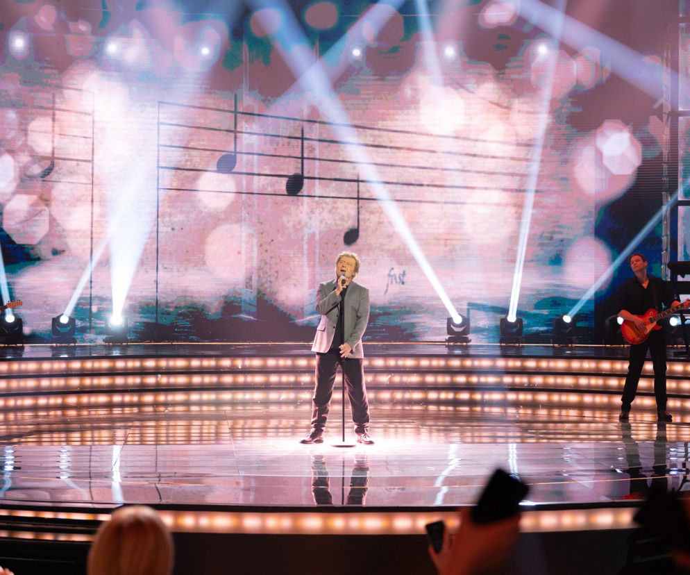 Marcin Miller jako Felicjan Andrzejczak śpiewa na scenie. O triumfie w programie przeczytasz na EskaRock.