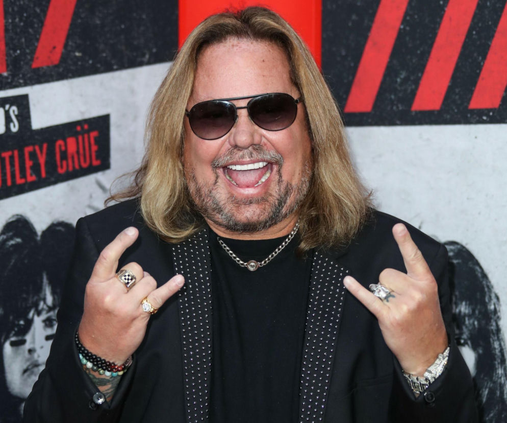 Vince Neil z Mötley Crüe w ciemnych okularach i marynarce. O historii rockmana przeczytasz na EskaRock.