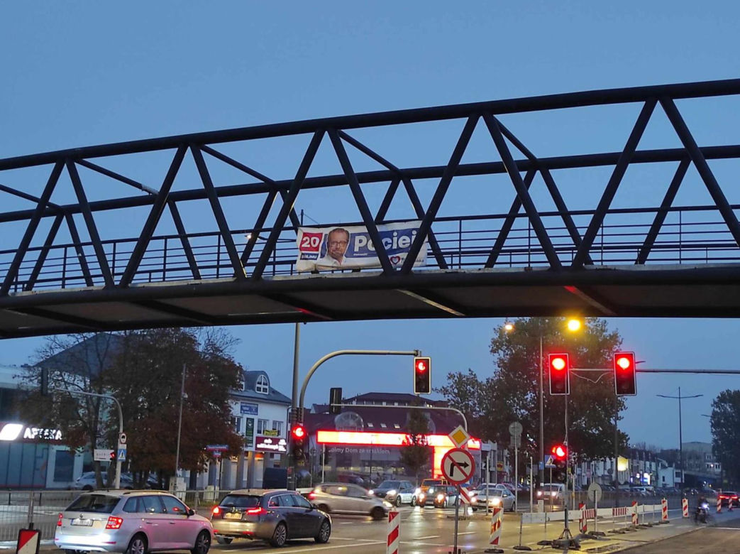 Warszawa po wyborach. Tu wciąż wiszą plakaty wyborcze. Kandydaci, nie śpimy, sprzątamy!