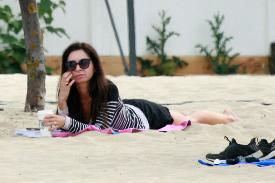 Marta Kaczyńska z mężem, synkiem Stasiem i dziećmi jej męża na plaży w Sopocie