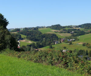 Jej nazwę wyjaśnia lokalna legenda. To jedna z najpiękniejszych wsi w Małopolsce